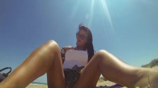 Tania Tetona Jerks off on a nude beach